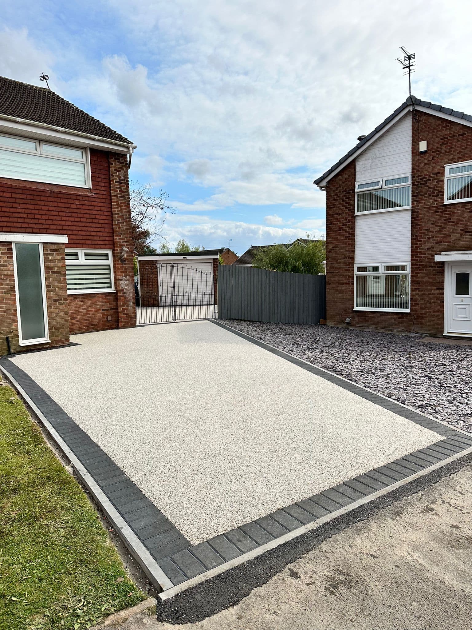 Resin bound driveway with a smooth, seamless finish